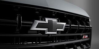 Parrilla frontal con logo Chevrolet en la Tahoe 2025 Z71, diseño robusto y elegante