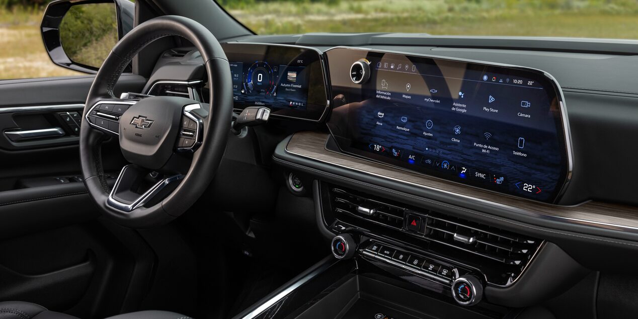Interior de la Chevrolet Tahoe 2025 con doble pantalla digital, diseño moderno y controles avanzados