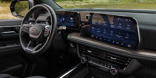 Interior de la Chevrolet Tahoe 2025 con doble pantalla digital, diseño moderno y controles avanzados