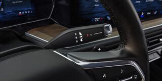 Selector de cambios electrónico en el volante de la Chevrolet Tahoe 2025 con diseño ergonómico y moderno