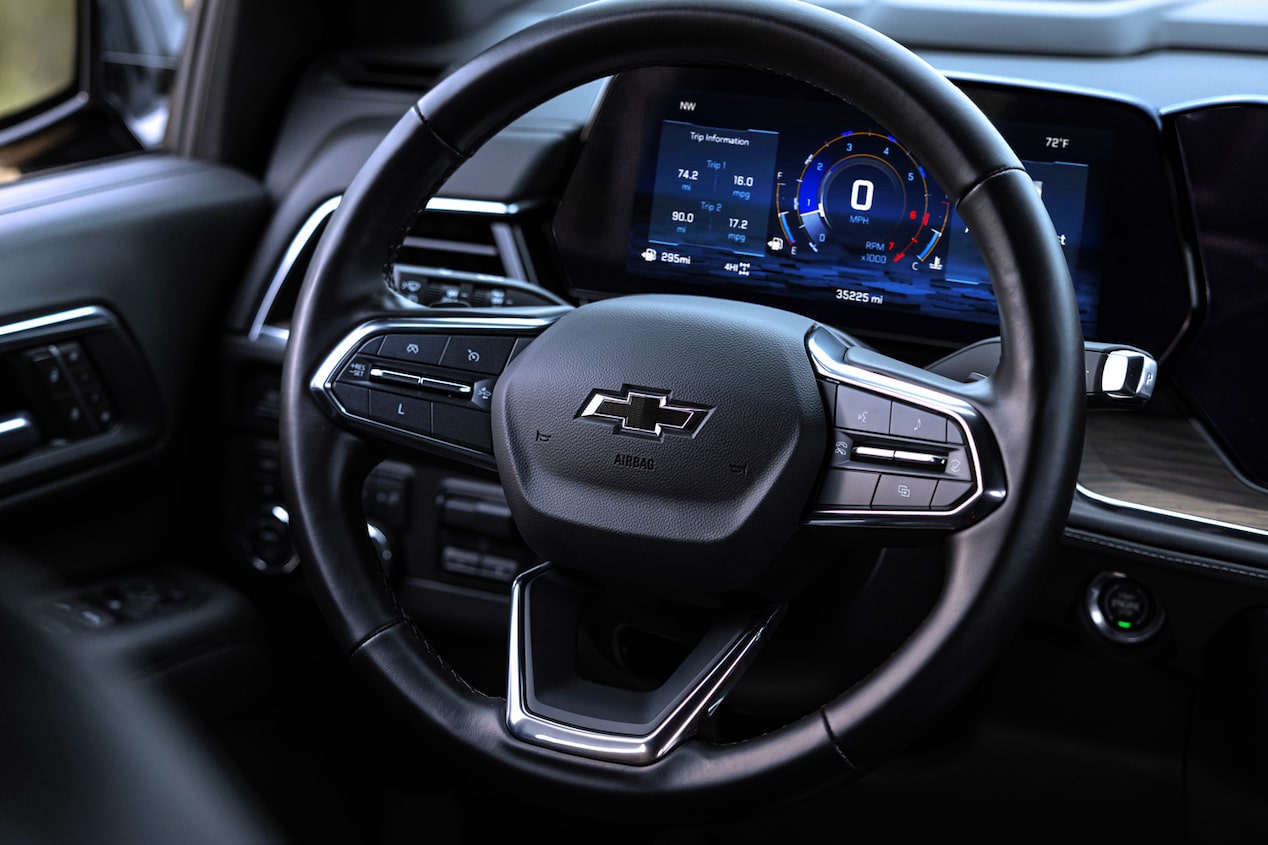Interior de la Chevrolet Tahoe 2025 con volante multifunción y panel digital de instrumentos
