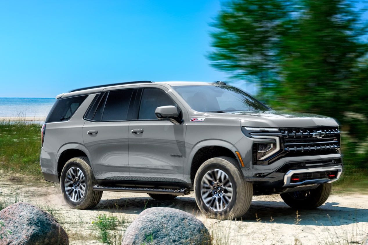 Chevrolet Tahoe 2025 Z71 en color blanco recorriendo camino off-road junto al mar