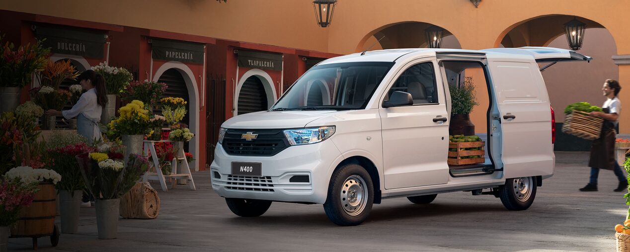 Chevrolet N400 estacionada frente a ramos de flores