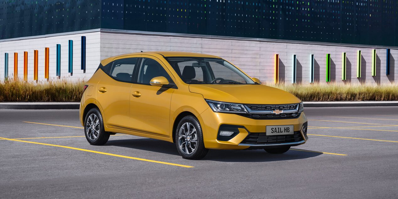 Vista frontal del Chevrolet Sail HB estacionado.