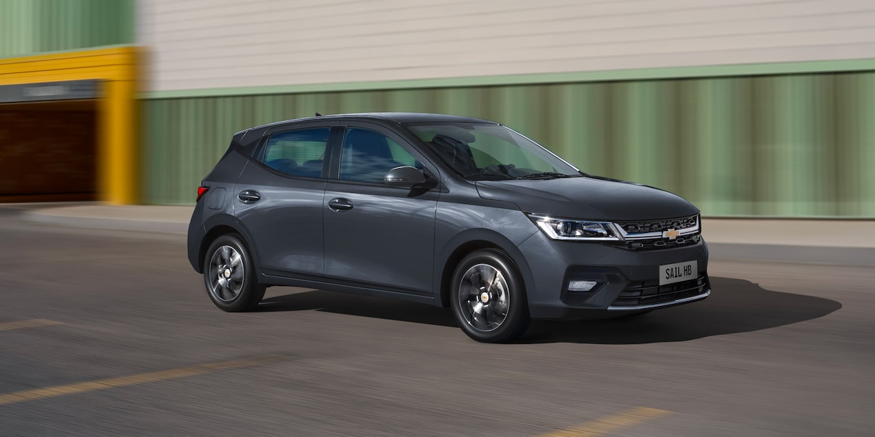 Chevrolet Sail HB circulando por una zona urbana.
