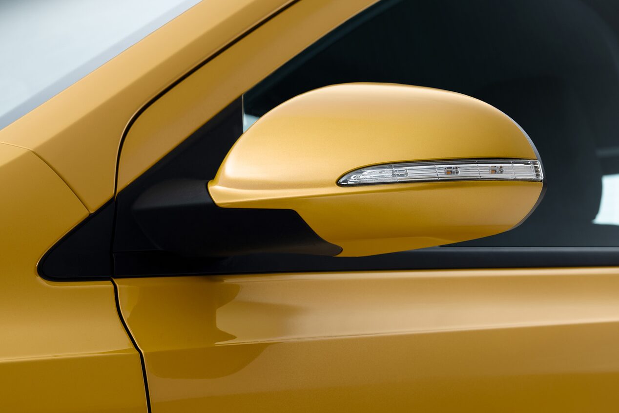 Vista en detalle de los espejos del Chevrolet Sail.