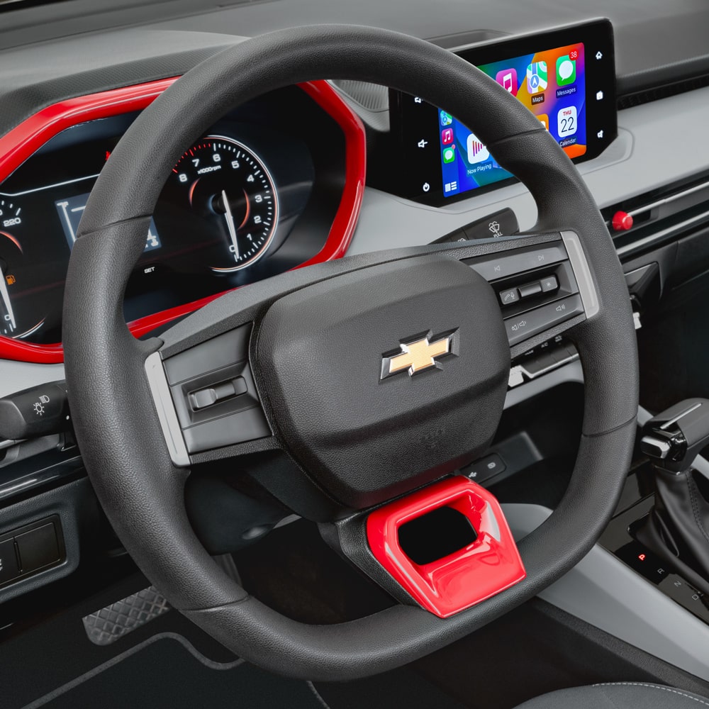 Vista cercana del volante con controles de audio del Chevrolet Sail HB.