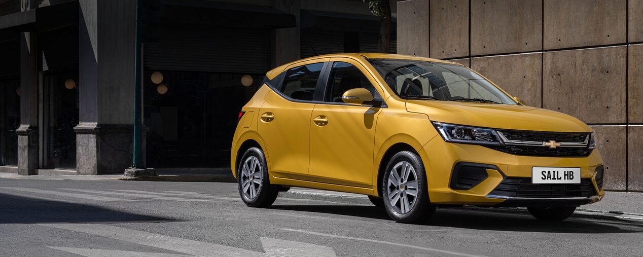 Chevrolet Sail estacionado en una zona urbana.