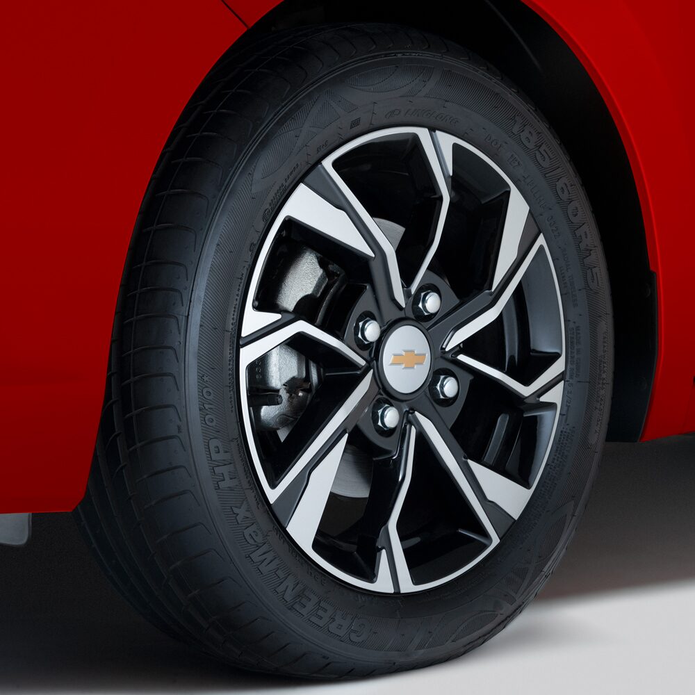 Vista en detalle de las llantas con frenos ABS del Chevrolet Sail.