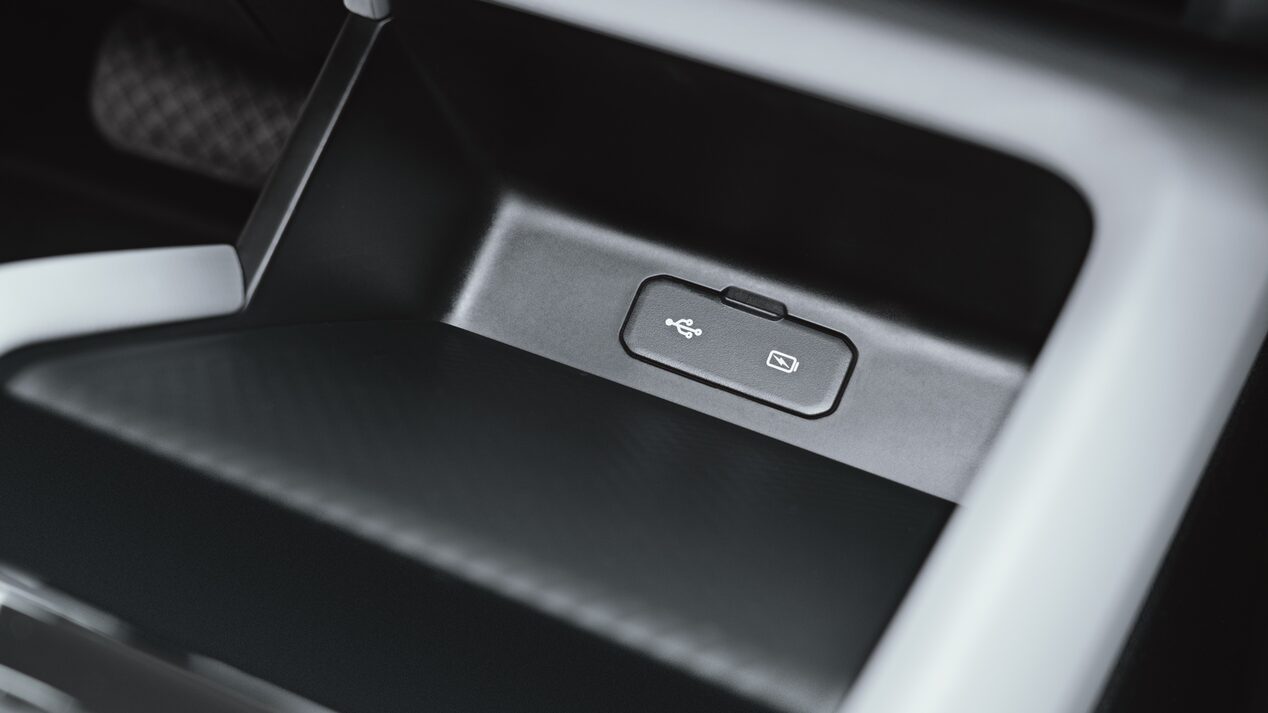 Vista en detalle de los conectores USB del Chevrolet Sail HB.