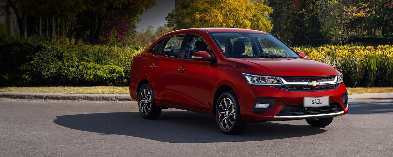 Chevrolet Sail Sedán estacionado en un parque.