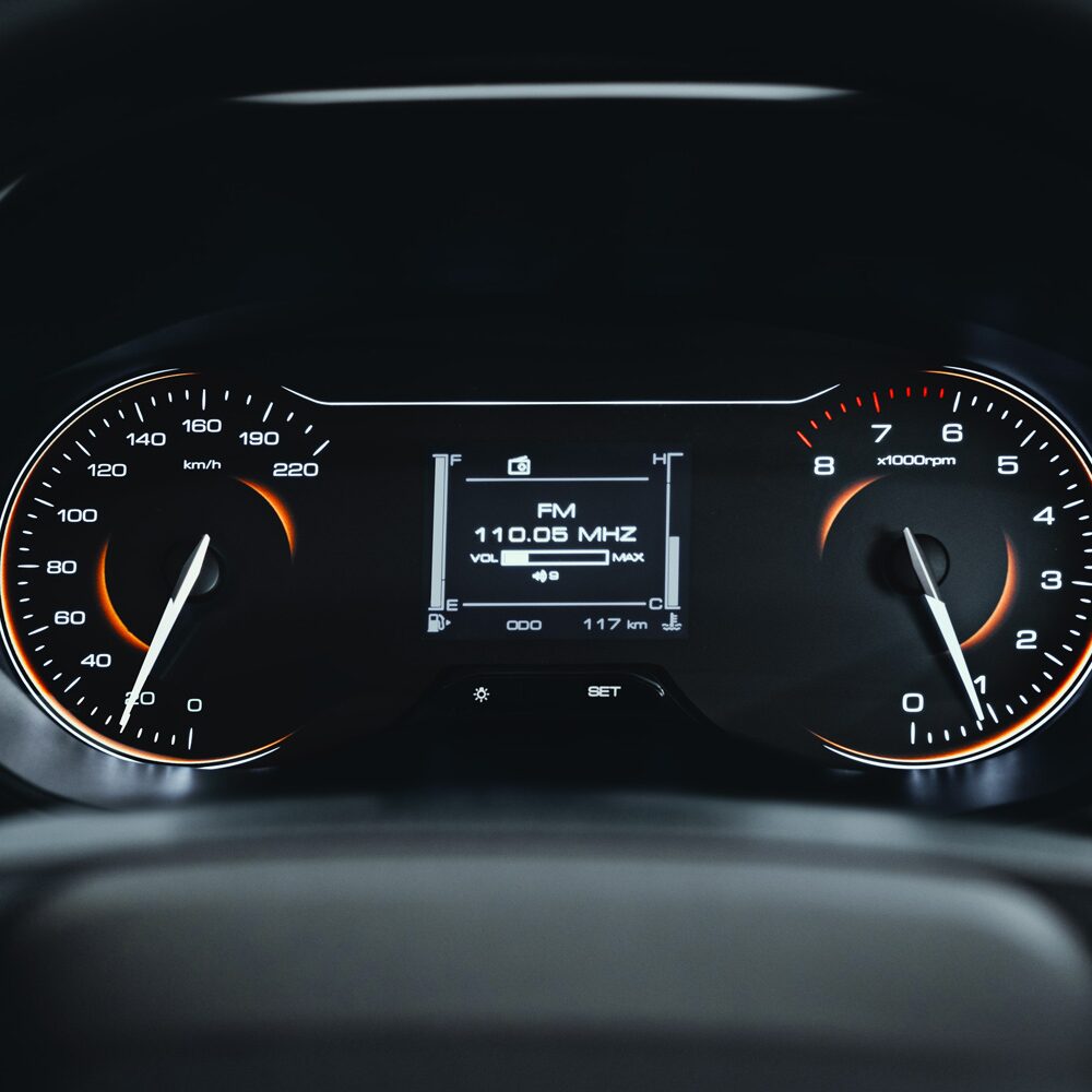 Vista en detalle del tablero del Chevrolet Sail Sedán.