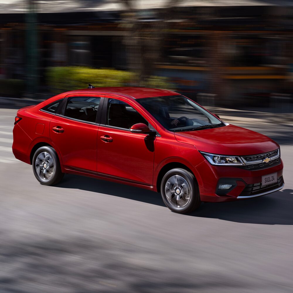 Vista superior del Chevrolet Sail Sedan circulando por una zona urbana.