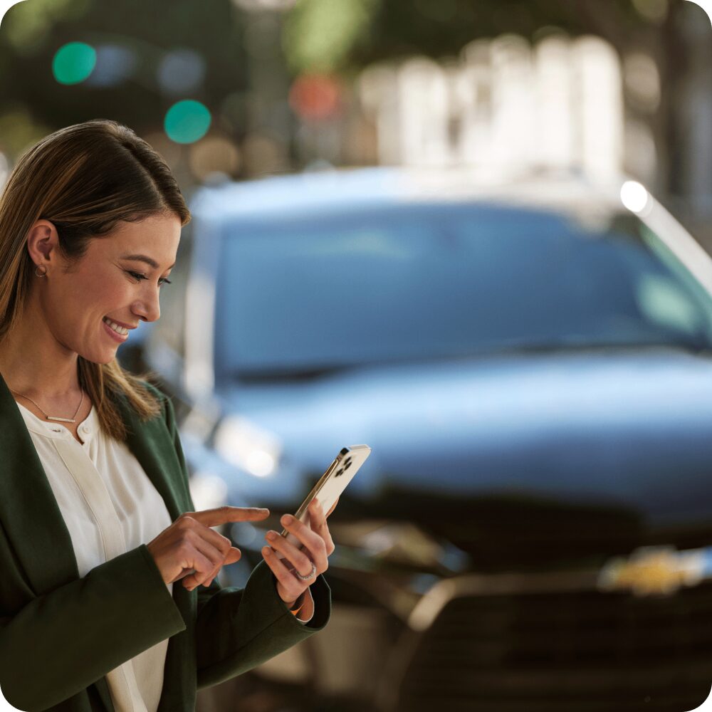 Mujer utilizando aplicación móvil de myChevrolet desde su smartphone.