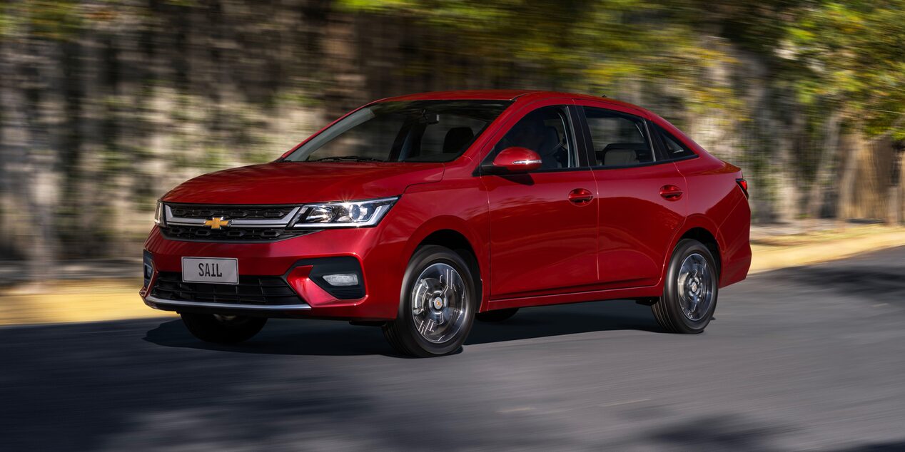 Chevrolet Sail Sedán circulando por una calle.