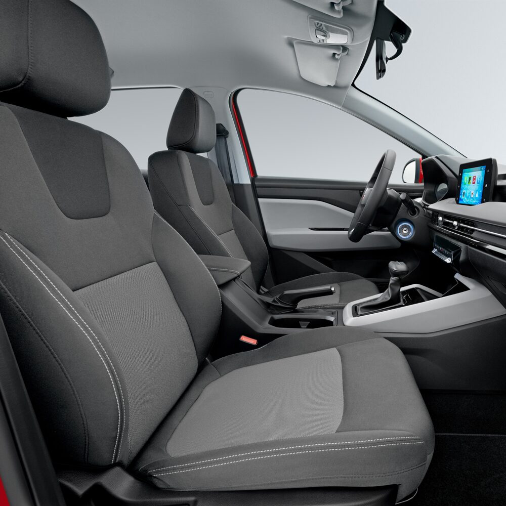 Vista interior enfocando en los asientos delanteros del Chevrolet Sail Sedán.