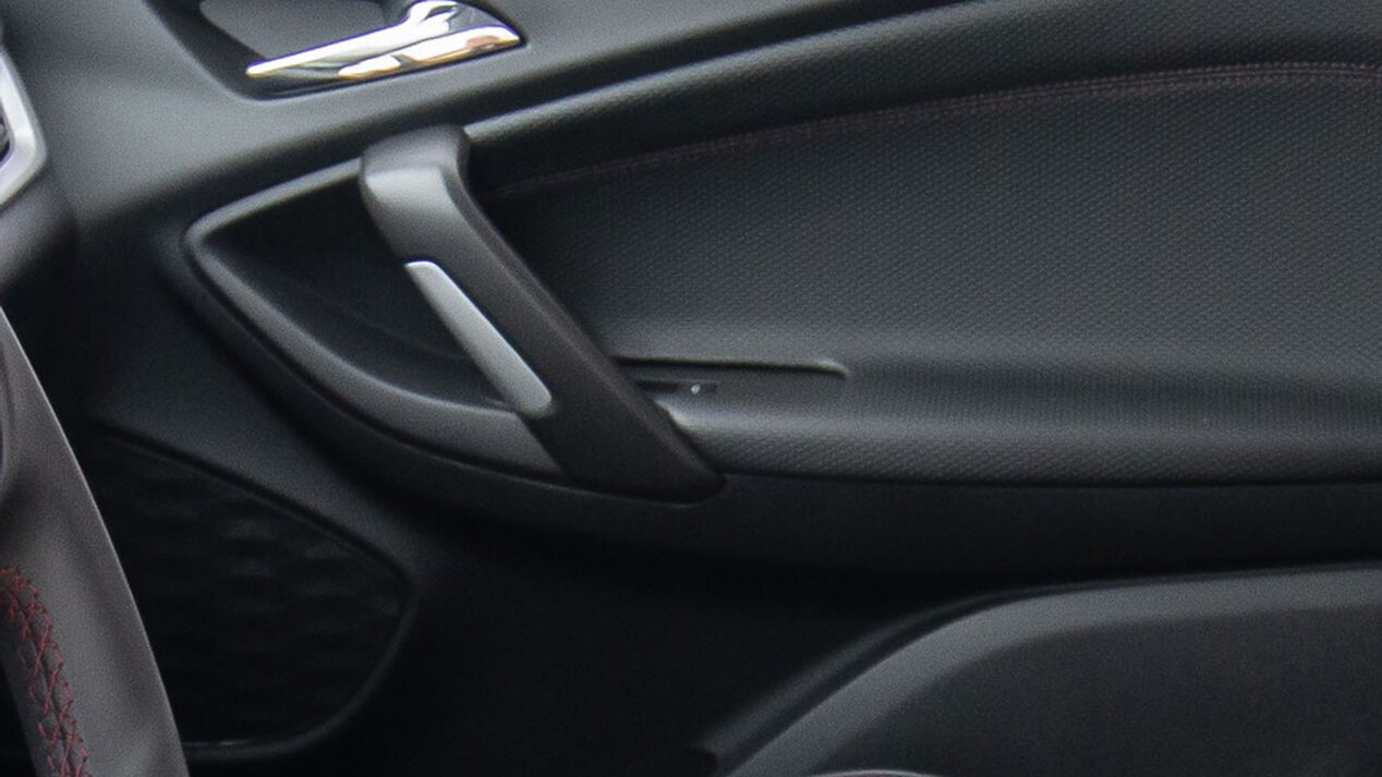 Vista en detalle de los parlantes del Chevrolet Sail Sedán.