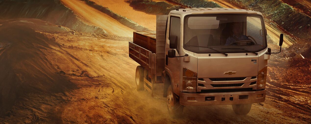 Camión Chevrolet NPS circulando por una ruta.