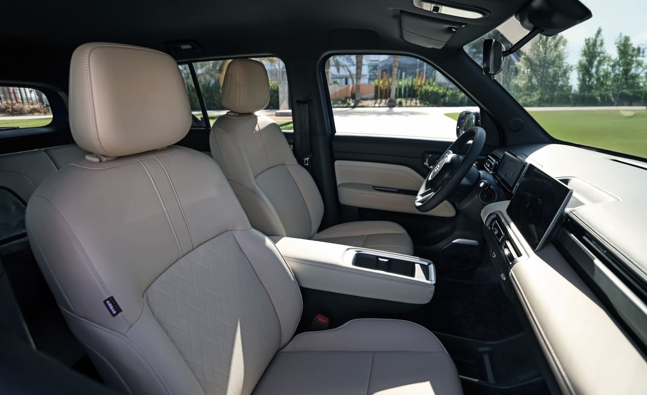 Interior frontal color Beish del Chevrolet Spark EUV destacando tapicería de primera calidad.