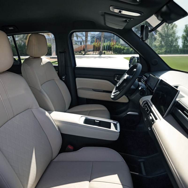 Interior frontal color Beish del Chevrolet Spark EUV destacando tapicería de primera calidad.