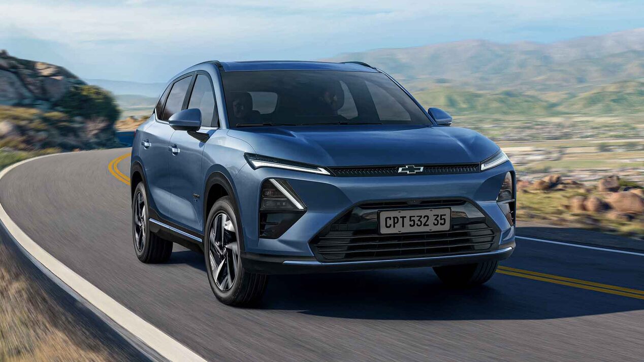 Chevrolet Captiva PHEV circulando por una carretera.