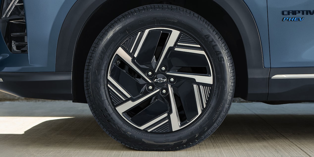 Vista cercana de las llantas de aleación de 18 pulgadas en aluminio bitono de la Chevrolet Captiva PHEV.