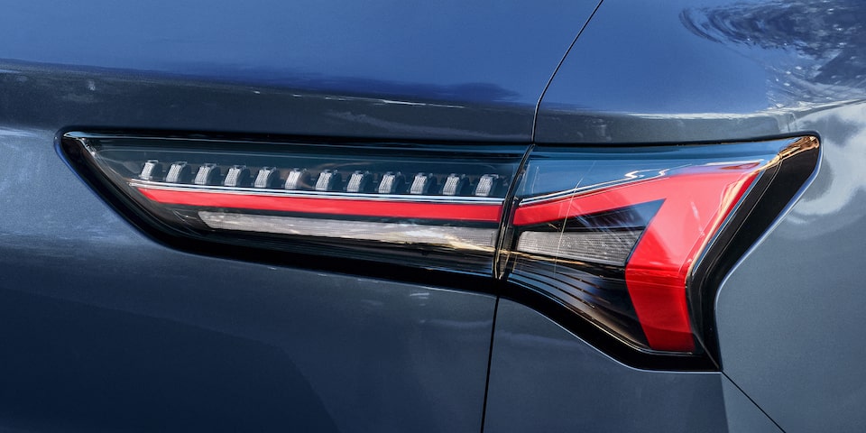 Plano cercano de los Faros LED traseros de la Chevrolet Captiva PHEV.