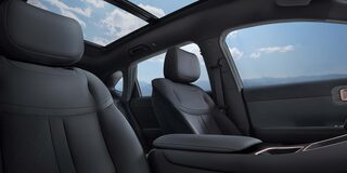 Vista completa del interior de una Chevrolet Captiva PHEV enfocándose en los asientos delanteros  y el sunroof