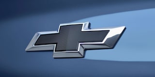 Vista en detalle del emblema Chevrolet en la Captiva PHEV.