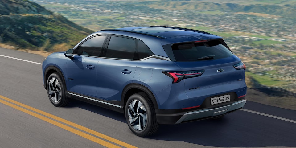 Vista superior de la Chevrolet Captiva PHEV circulando por una carretera.