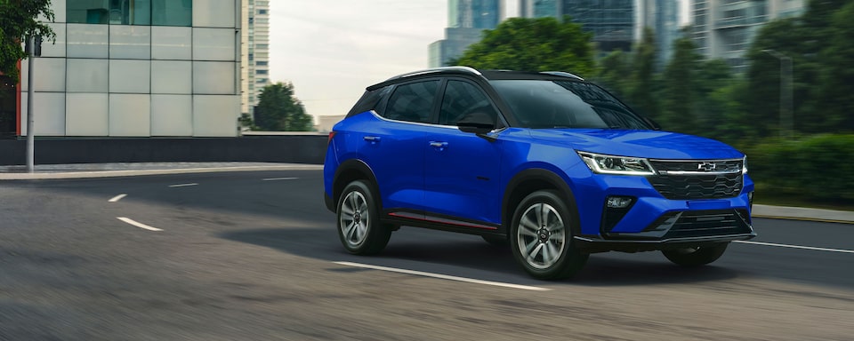 Chevrolet Groove azul andando en la calle