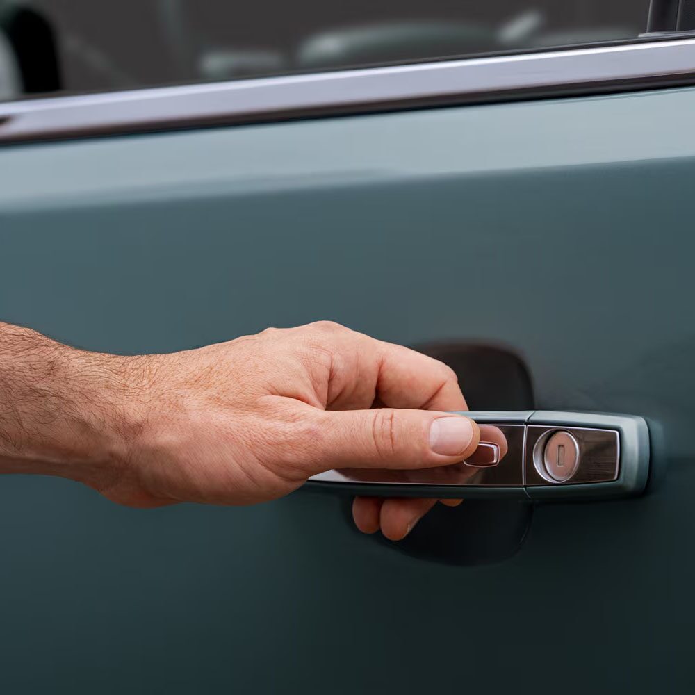 Primer plano de una mano accionando la manija de una de las puertas de la Chevrolet Colorado.