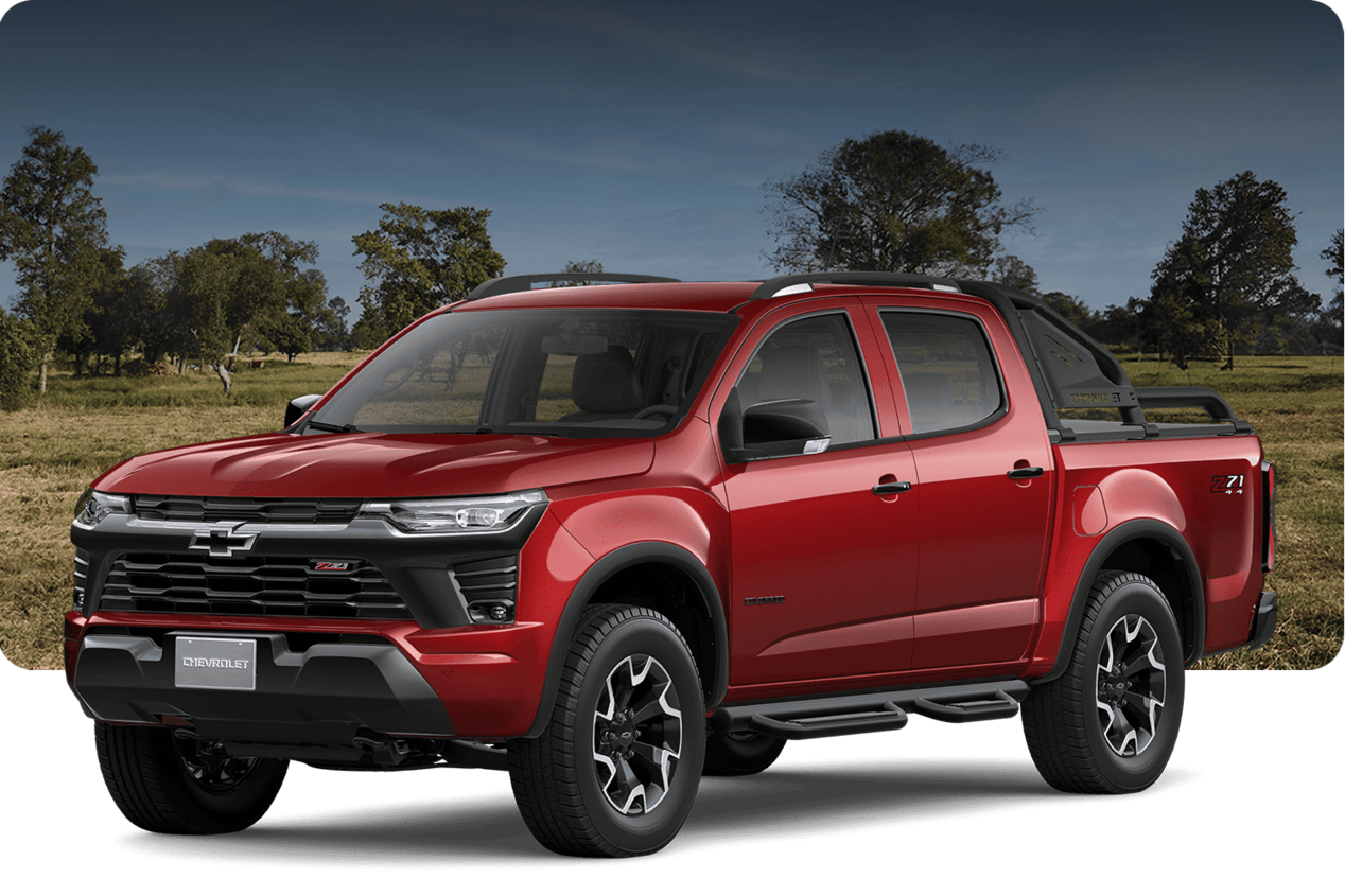 Chevrolet Colorado Z71 en color rojo sobre un fondo silvestre con árboles.