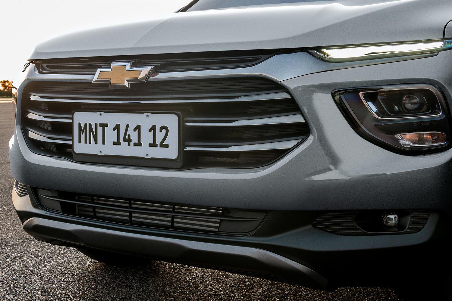 Vista cercana de la parrilla delantera de la Montana mostrando el emblema de Chevrolet y los faros LED.