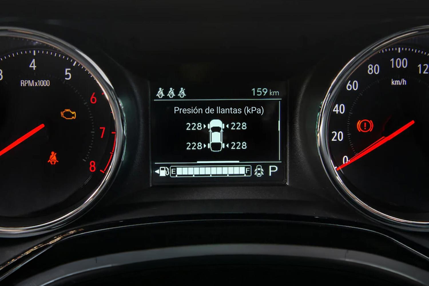 Detalle del tablero enfocando el indicador de vida útil del aceite del motor de la Chevrolet Montana.