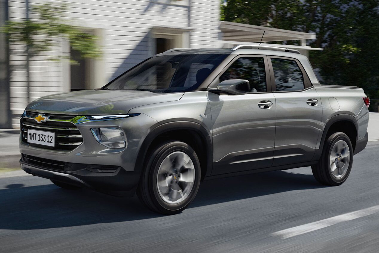 Chevrolet Montana circulando por una zona urbana.