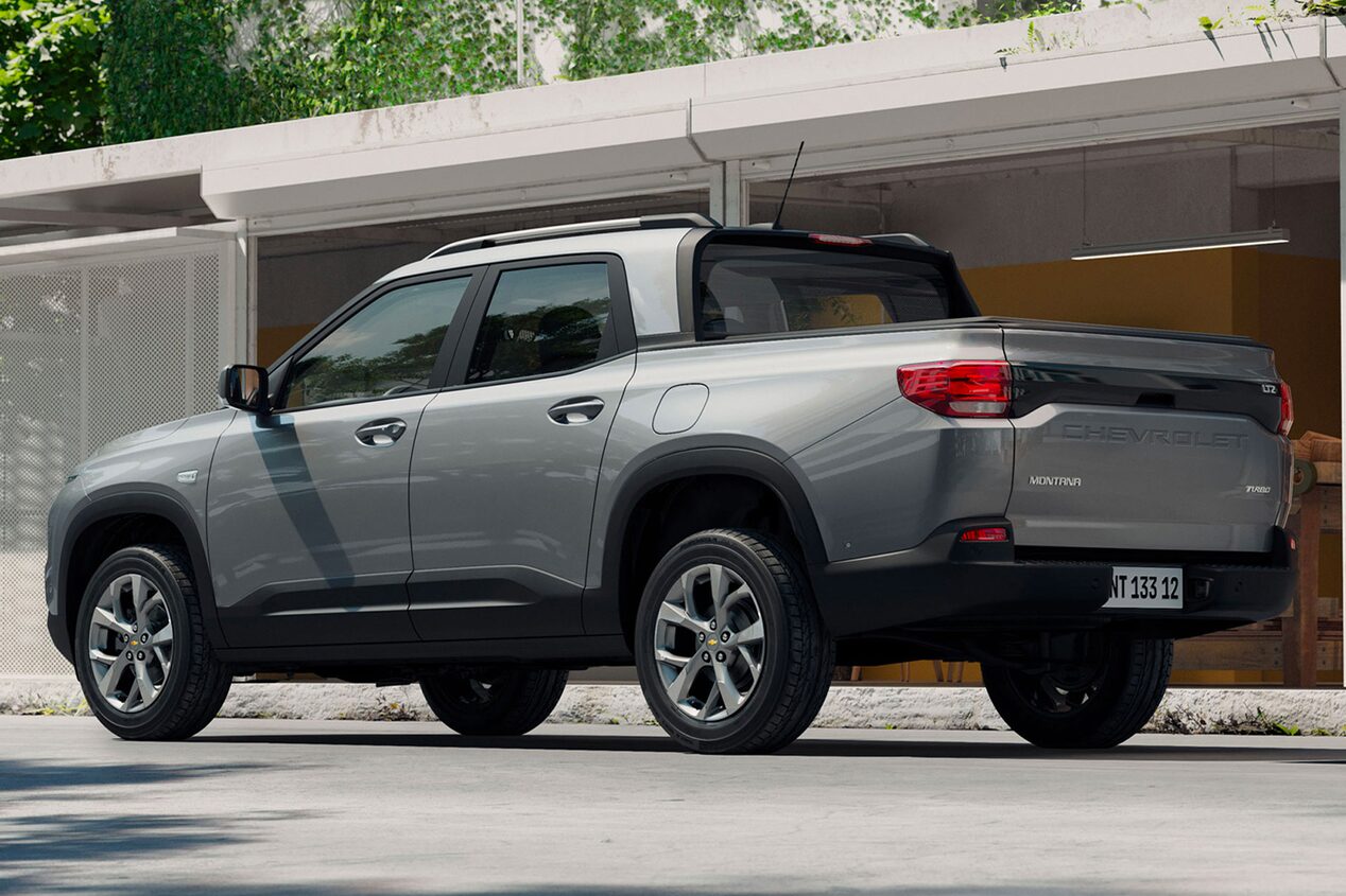 Chevrolet Montana estacionada frente a una casa.