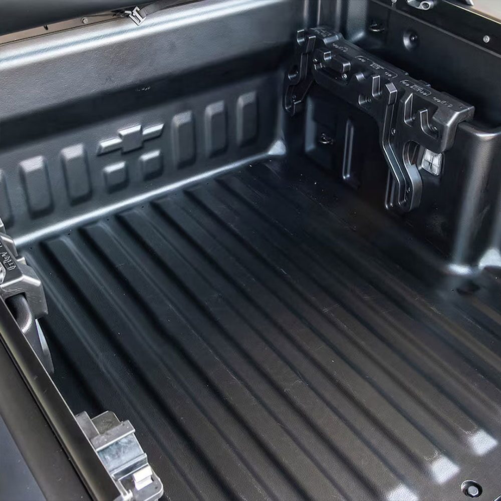 Vista cercana del protector del cubo con compartimiento de almacenamiento de la Chevrolet Montana.