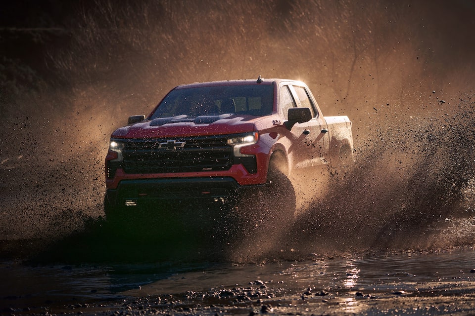 Vista lateral de la Chevrolet Silverado derrapando en camino de tierra.