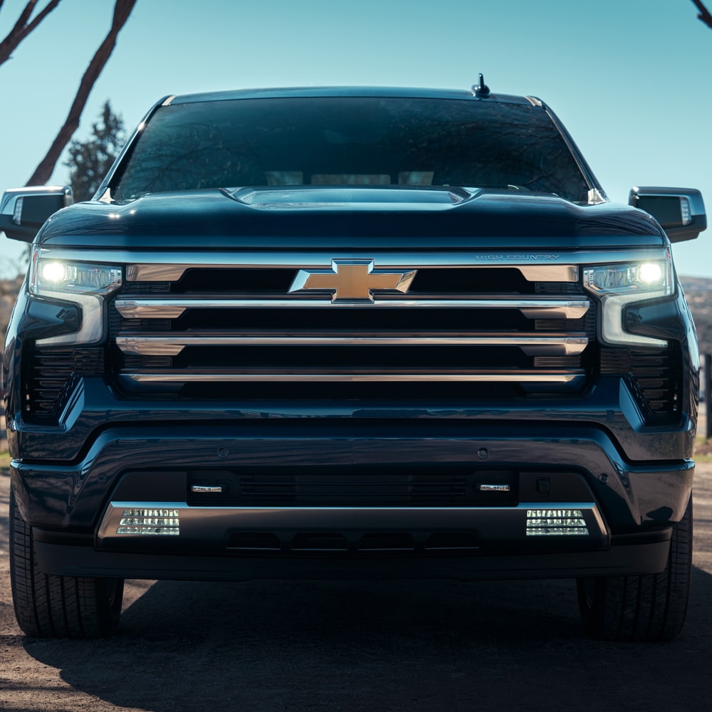 Detalle de la parrilla frontal de la Chevrolet Silverado.