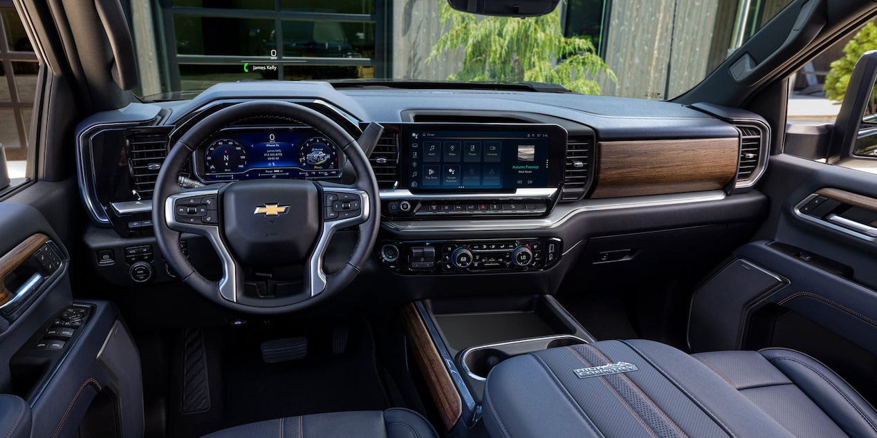 Vista completa del tablero interior de la Chevrolet Silverado High Country.