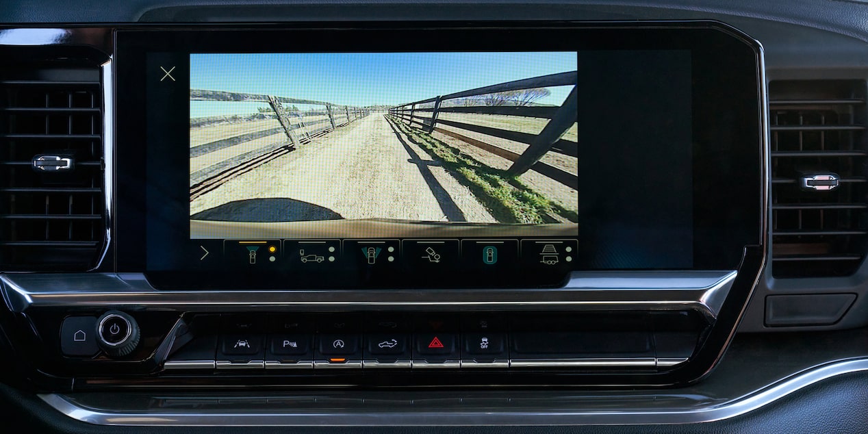 Pantalla táctil mostrando la función de la cámara trasera de la Chevrolet Silverado.
