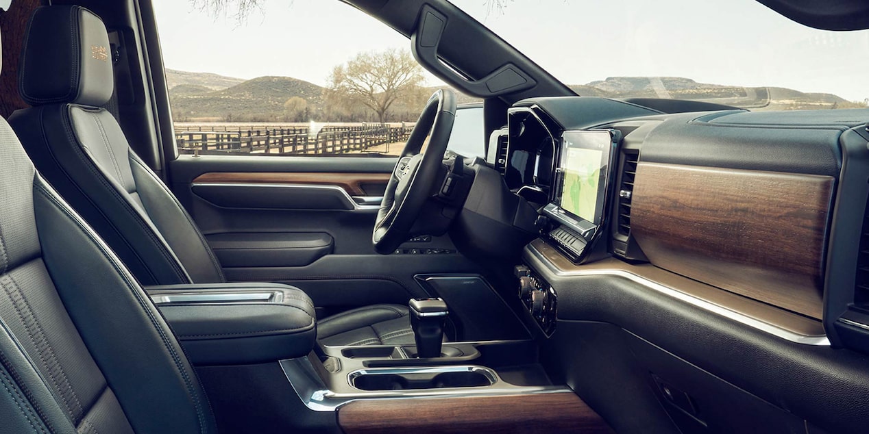 Interior de la Chevrolet Silverado con detalles en madera.