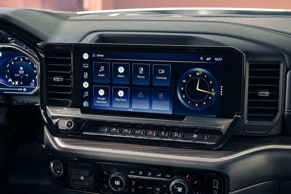 Vista en detalle de la pantalla de 13,4 pulgadas de la Chevrolet Silverado.