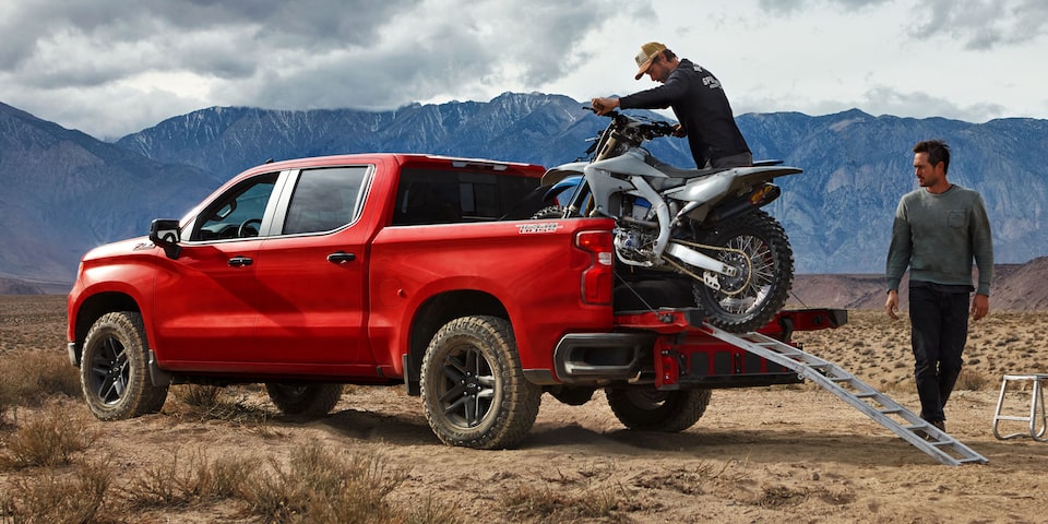 Chevrolet Silverado Z71 Trail Boss cargando una moto en su caja.