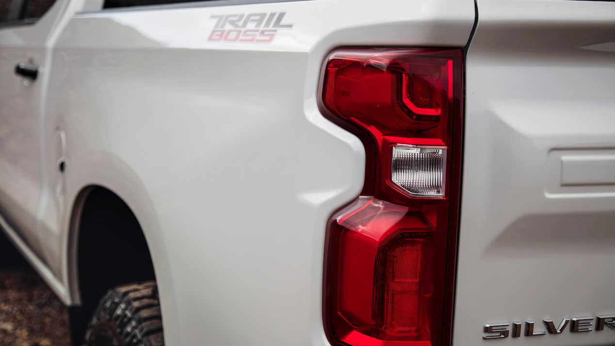 Detalle de los faros traseros de la Chevrolet Silverado.