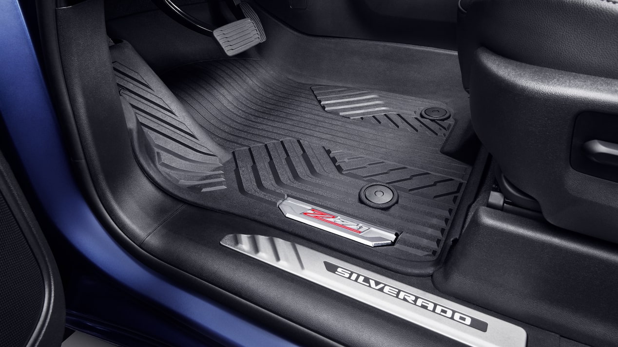 Detalle de la pisadera deportiva cromada de la Chevrolet Silverado.