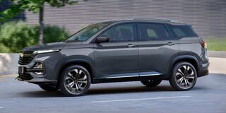 Vista lateral de la Chevrolet Captiva XL en un estacionamiento.