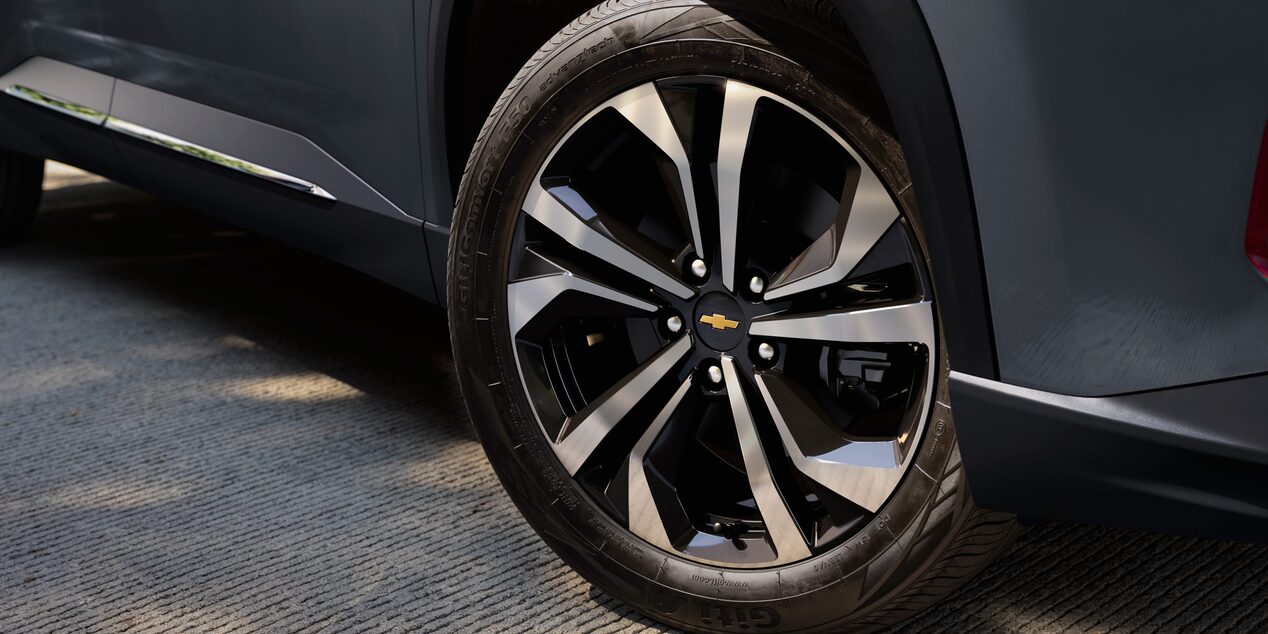 Vista cercana de las llantas de 18 pulgadas de aluminio de la Chevrolet Captiva XL.