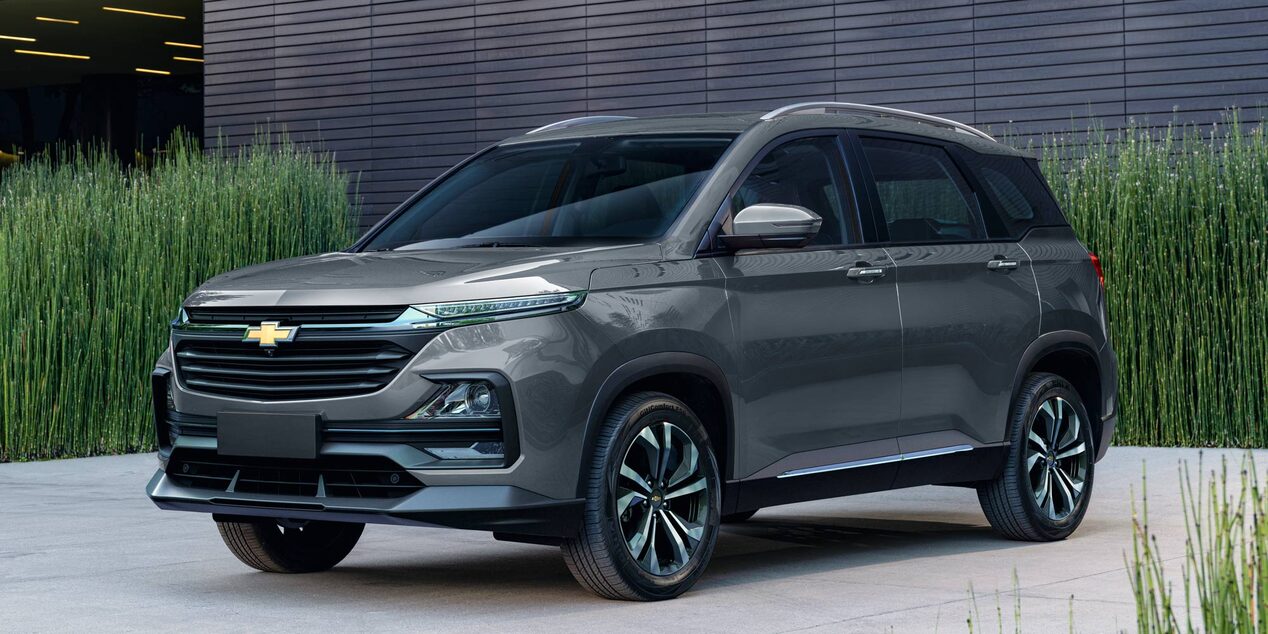 Vista lateral de la Chevrolet Captiva XL en un estacionamiento.